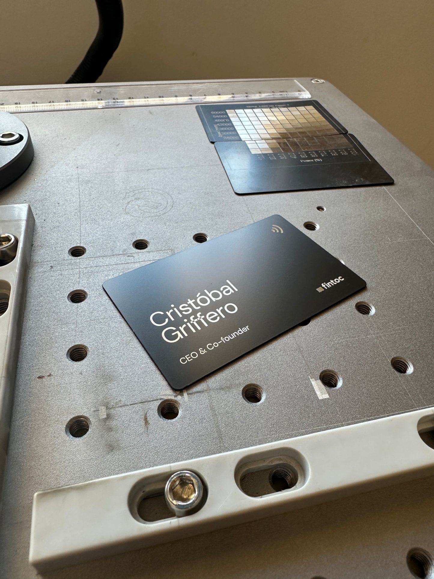 Tarjeta NFC de metal personalizada por grabado laser + Tarjeta de presentación virtual